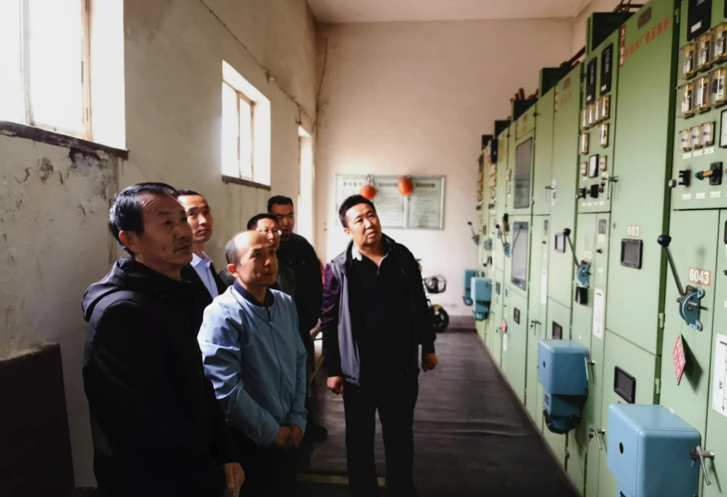 公司總經(jīng)理王建人在供水、污水生產(chǎn)一線(xiàn)開(kāi)展...